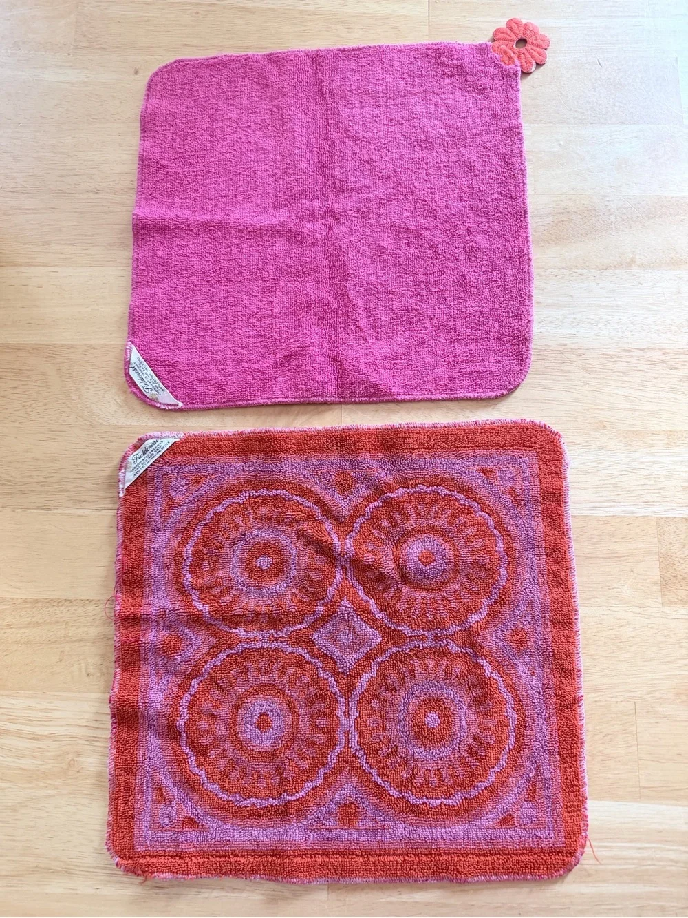Vintage 70s Fieldcrest Hot Pink Orange Sculpted Medallion Floral Wash Cloths 2